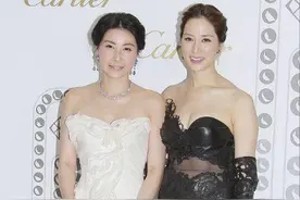 徐子淇郭晶晶都拿出真本领，各穿一黑一白抹胸裙，都真给老公长脸图片