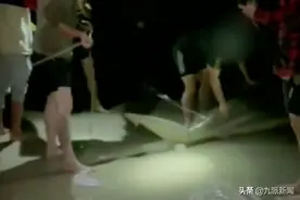 澳大利亚游客将鲨鱼拖上岸疯狂拍照合影 目击者：鲨鱼快无法呼吸图片