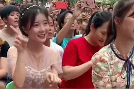 “最美幼师”走红，颜值堪比一线明星，园长：爸爸们抢着接送孩子图片