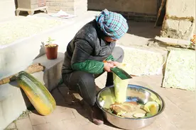 农村妈妈切晒西葫芦，三四天就能晒干，放置腊月炒肉吃很香