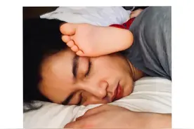 陈妍希掐点为陈晓庆生！1张老公熟睡的侧颜照，暴露“幸福密码”图片
