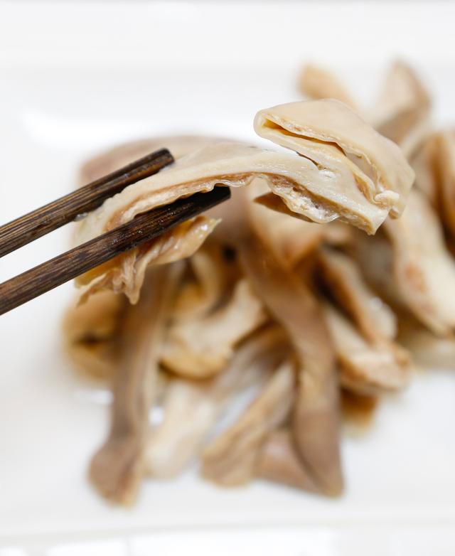 红酒和花胶一起炖煮吗 红酒和花胶一起炖煮吗会中毒吗