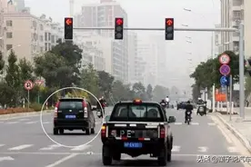 黄灯最后一秒过路口，算是闯红灯吗？交警同志：最后再说一遍图片