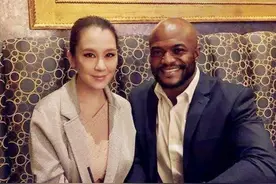 女孩喜欢黑人先生，父母坚决反对！你能接受孩子和黑人交往吗？图片