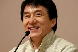 成龙只为这个女人哭过，她是他一生的痛，她为成龙终身未嫁图片