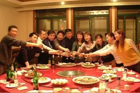 在酒桌上吃饭，被要求买单时，情商高的人，通过这三个办法来应对图片