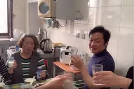 “多尔衮”马景涛晒近况！家中破烂拥挤电器老旧，儿子颜值太耀眼图片