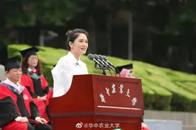 请食堂“小姐姐”、厨师、保安和宿管阿姨参加毕业典礼：大学之大，在于其平等，在于其包容图片