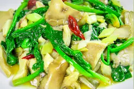 厨师长分享蘑菇炒菠菜的做法，3分钟炒一盘，少油少辣，非常下饭视频封面
