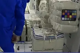 他们太空“出差”3个月，直播拆快递、健身…网友：我最关心的是怎么尿尿？图片