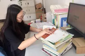 一张普通老师工资表曝出，在编教师坐不住了，没有对比就没有伤害图片