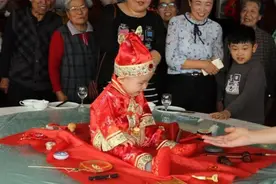 高圆圆女儿抓周，抓到的东西令旁人都欢呼，爷爷却在一旁苦笑图片