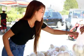 河南街头美女卖馒头，身材很火，生意更火，28岁仍单身，看啥样图片