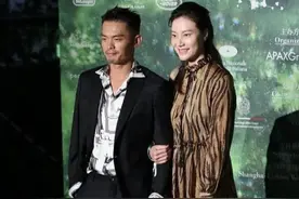 谢杏芳挽林丹胳膊现身，两口子都花衣服还挺有夫妻相，越看越登对图片