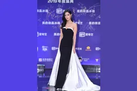 克拉拉真是天使面孔，魔鬼身材，穿抹胸礼裙凹造型，蚂蚁腰抢眼图片