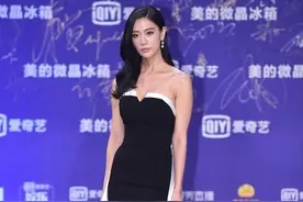克拉拉真是天使面孔，魔鬼身材，穿抹胸礼裙凹造型，蚂蚁腰抢眼图片