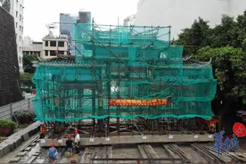 看，广州闹市这座牌坊风雨中走了24米图片