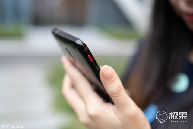 红魔5G暴走开黑，144Hz刷新率爽飞！除了打游戏它还有狠招～