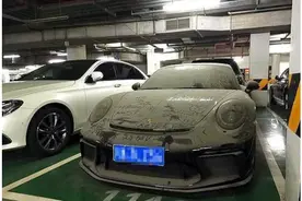 四川一辆保时捷火了，停放3年没人开，车身留言说出大众心声图片