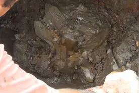 男子农村野外发现隐蔽洞口，挖出怪异物体，清洗后傻眼了图片