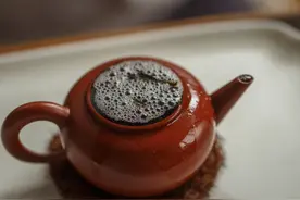 泡茶出现白色泡沫，是不是茶不干净，加了添加剂？如何避免？图片