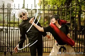 咒术回战cos：五条悟带伏黑惠上学，然后和伏黑甚尔打起来啦图片