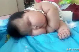 才几个月大的婴儿，被活生生喂成一颗“肉球”，妈妈反而很得意图片