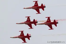 为什么有疤痕的人不能当飞行员，而飞行员受伤后却可以继续飞？图片