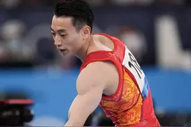体操男团决赛夺全场最高分，邹敬园“地表最强双杠”这样炼成图片