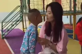 小男孩想亲吻女老师，却被老师反复拒绝，网友：干得漂亮图片