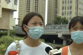泰安姐妹到青岛旅游，在酒店睡到半夜，竟被两个陌生男子闯入房间图片