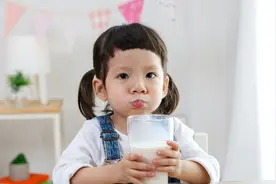 孩子们需要牛奶吗？专家揭示赞成与反对之理由，父母做最适合选择图片