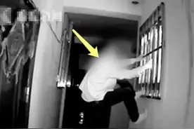 变态！男子为追求刺激，偷拍宿舍楼女生洗澡，受害者多达20人图片