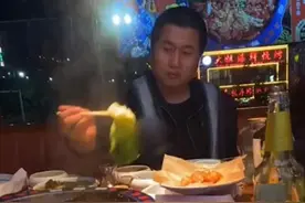 山西一男子叫代驾发现师傅没吃饭，请他一起吃，师傅反应让人心疼图片