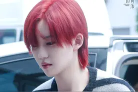 陆柯燃上班饭拍，二次元走出来的红发小陆，但是毛衣真的不热吗图片