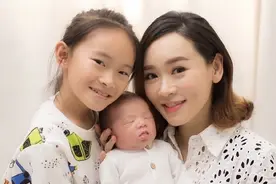42岁“港姐”杨思琦宣布生二胎儿子，她曾落魄到在夜场卖酒图片