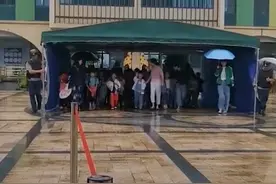 这可能是你见过最大号的“雨伞”图片
