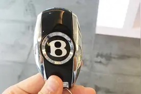 顶级SUV的车钥匙长啥样？兰博基尼Urus丑到爆，宾利添越像艺术品视频封面