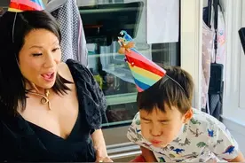 51岁的刘玉玲，儿子5岁生日，一个单亲母亲的最大幸福不过如此图片