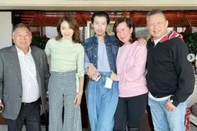 黎姿晒家人过圣诞，曝光3亿豪宅内景，老公拄拐出镜像她父亲图片