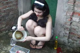 中国游客去缅甸，实拍缅甸美女户外做饭，实在“养眼”秀色可餐图片