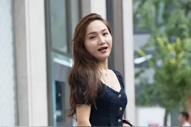 春天穿连衣裙，搭配一顶巴拿马草帽，时髦高级又有季节味道图片