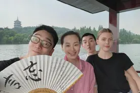 林依轮夫妇和儿子儿媳出门玩？四人合照太养眼，西华穿衬衫好年轻图片