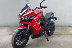 吉利打造的两轮摩托车，外观很霸气，排量500cc，2.98万起图片