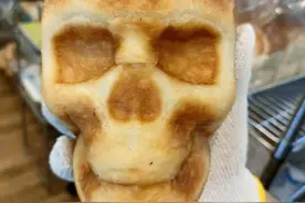 日本面包店推出“骷髅面包”引发顾客抢购，顾客：每日限量一个图片