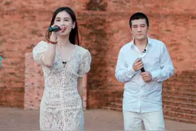 黄圣依也太敢穿了，穿裸色蕾丝连衣裙录节目，气质高雅又迷人图片