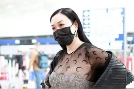 钟丽缇终于认真穿搭，皮衣内搭网纱打底衫，再配阔腿裤时髦又高级图片