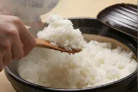 蒸米饭别只会加水，多加一点“它”，蒸好的米饭粒粒分明还不粘锅图片