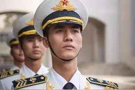 军装照VS便装照，军营女神男神天团帅炸图片