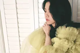 一改往常，春夏秀长腿变身性感仙女，一席黄色连衣裙惊呆了多少人图片